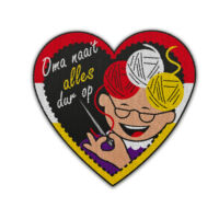 Embleem Oma naait alles dur op